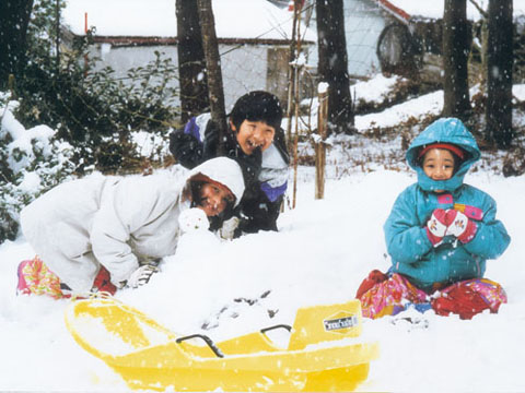 雪と戯れる子どもたち